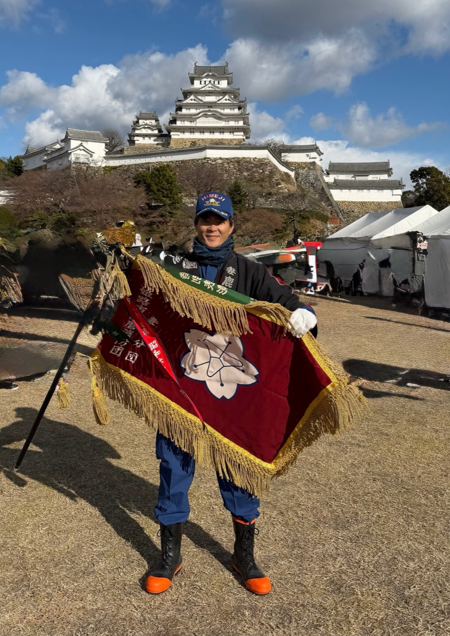 姫路城を背景に消防団活動へ参加するSINGARI運営者
